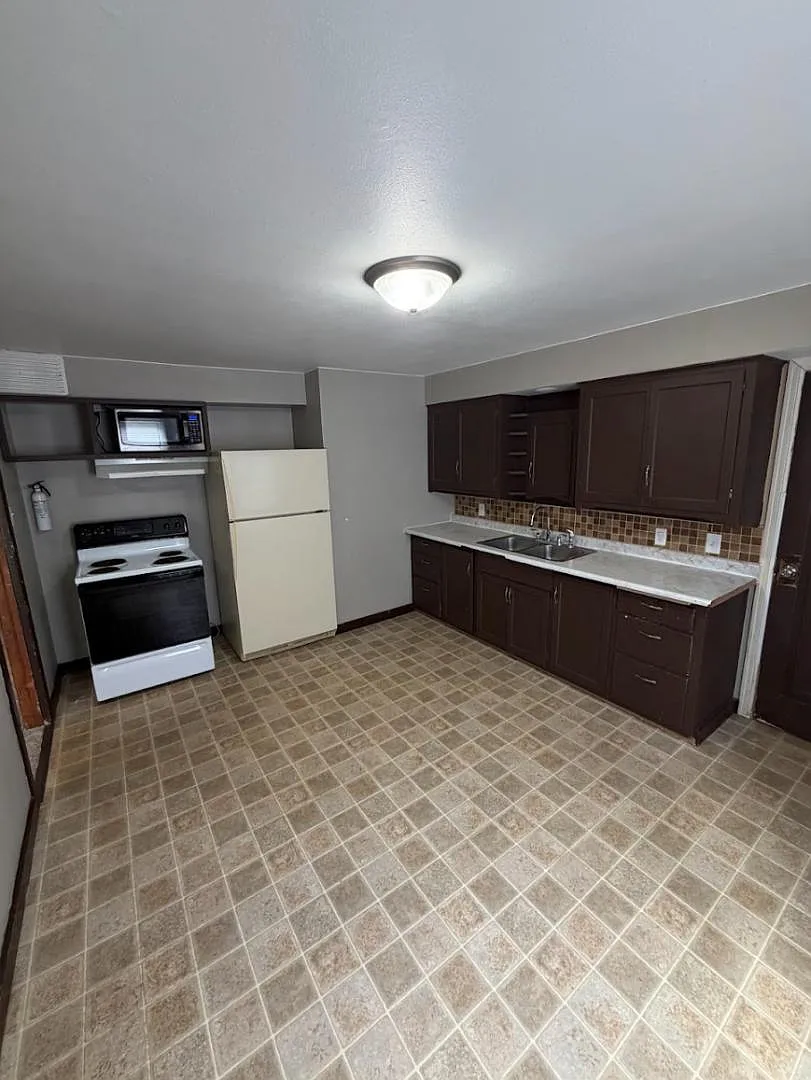 116 W Maes Ave - Unit 2 (116) — Photo 2