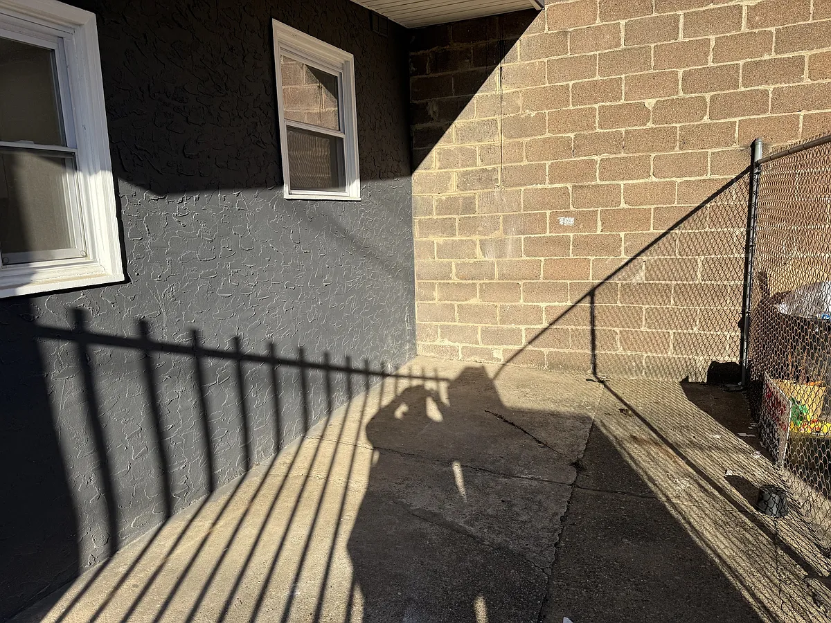 Building Photo - 2537 E Auburn St #1