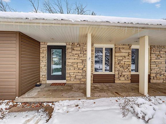 2nd image of 22 Oakbrook Dr