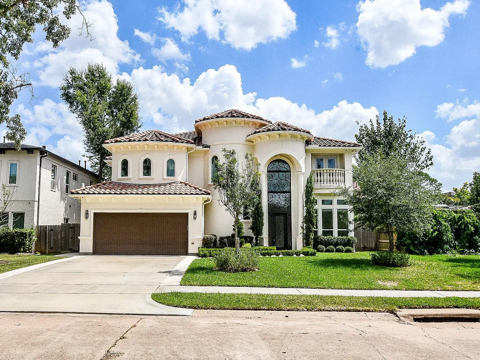 5 bed, 4.5 bath, 5122 sqft, $9,950 — Photo 2
