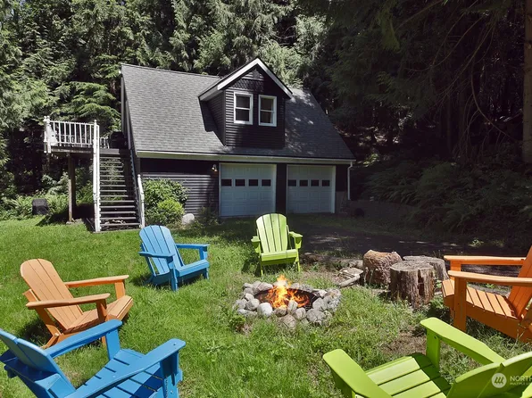 3827 Goldfinch Lane, Clinton, WA 98236