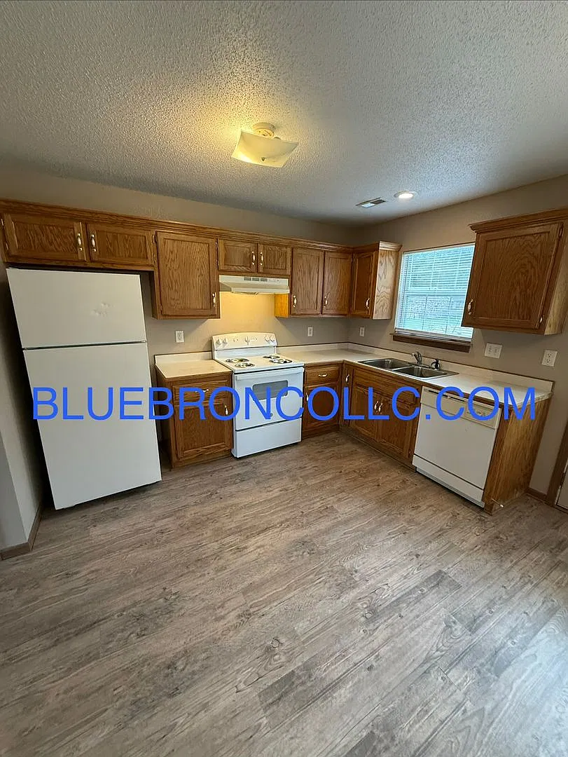 Lovely 2 bedroom townhome with great layout. — Photo 3