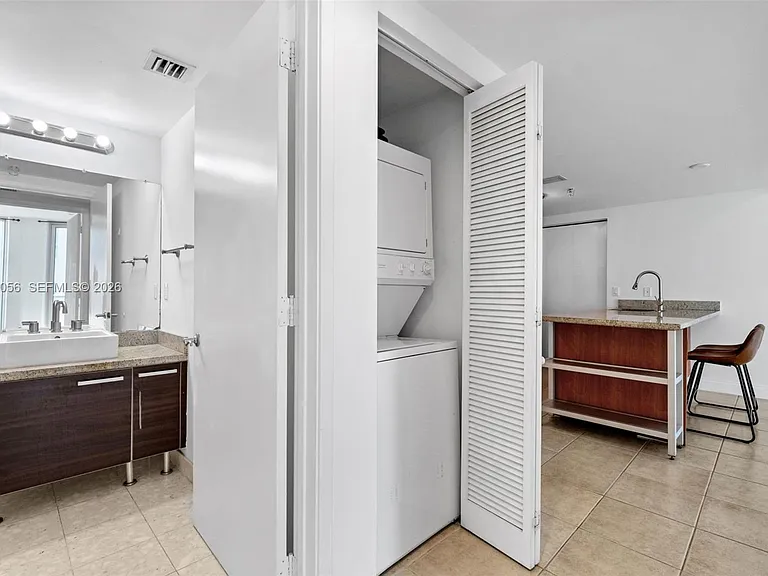 185 SW 7th St #1710 — Photo 11