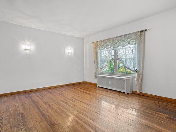 2nd image of 2009 33rd St