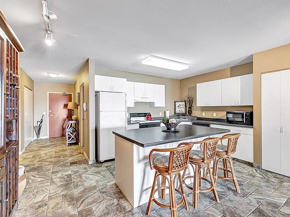 4th image of 118 S Washington St #403B