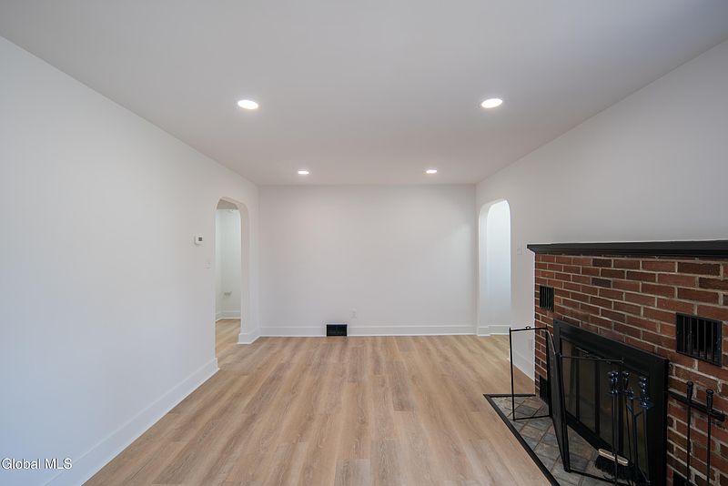 4th image of 308 Kings Road