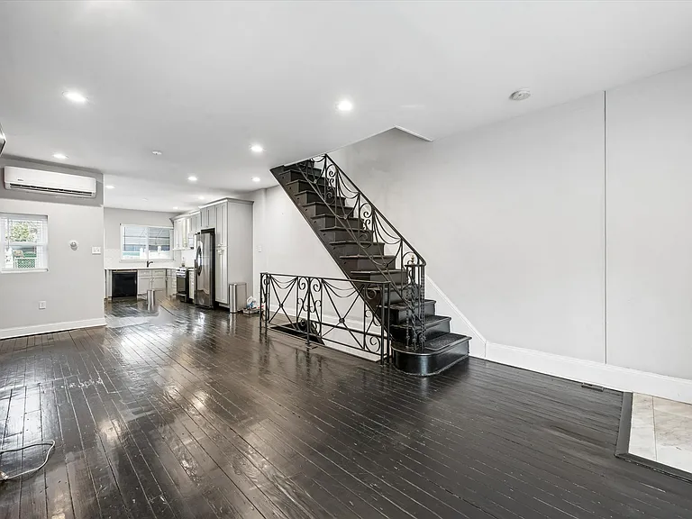 2510 E Somerset St — Photo 2
