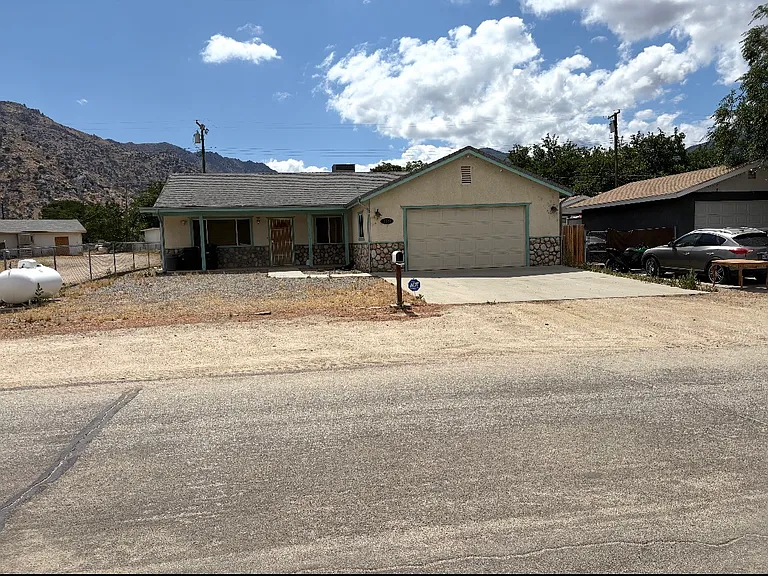2620 Steensen St — Photo 9