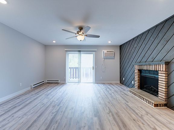 4th image of 18 N Wickham Ct #4