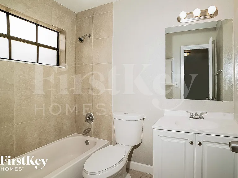 1000 NE 211th Ter — Photo 8