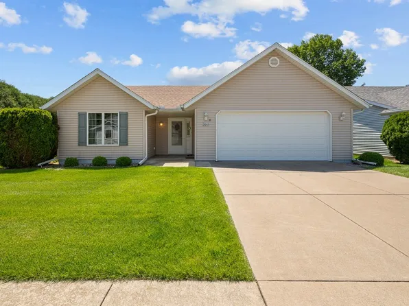 2012 Villa Pines Cir, Carbon Cliff, IL 61239