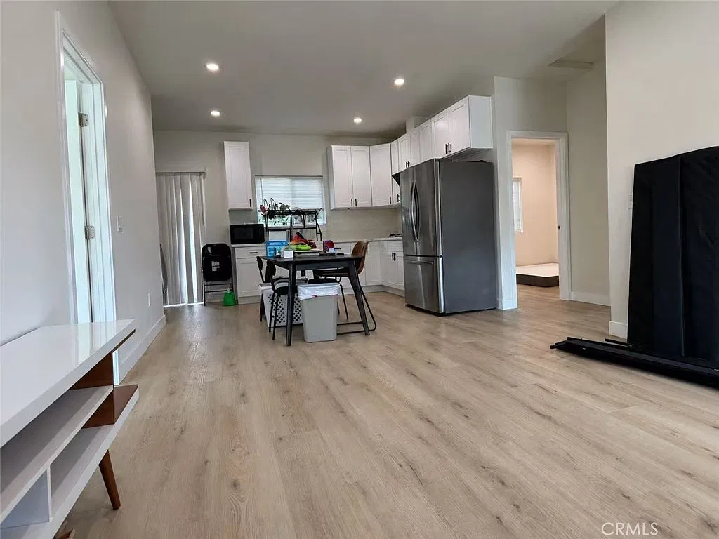 3 bed, 1000 sqft, $3,000 — Photo 2