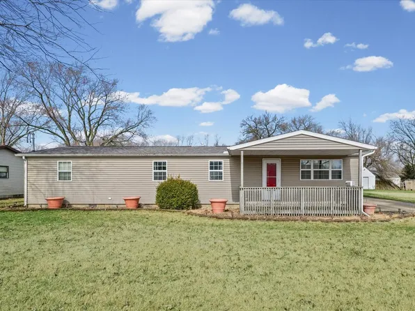 1095 Eastview Dr, Paxton, IL 60957