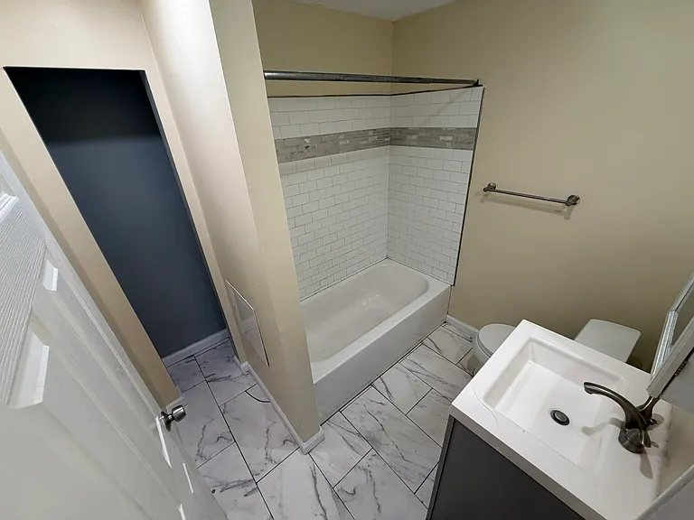 909 W Tilghman St #2 — Photo 6