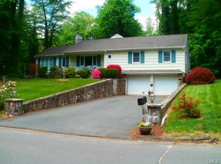 3 Bear Den Rd, Trumbull, CT 06611