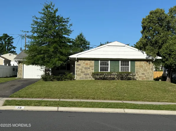 19 Courtland Lane, Aberdeen, NJ 07747