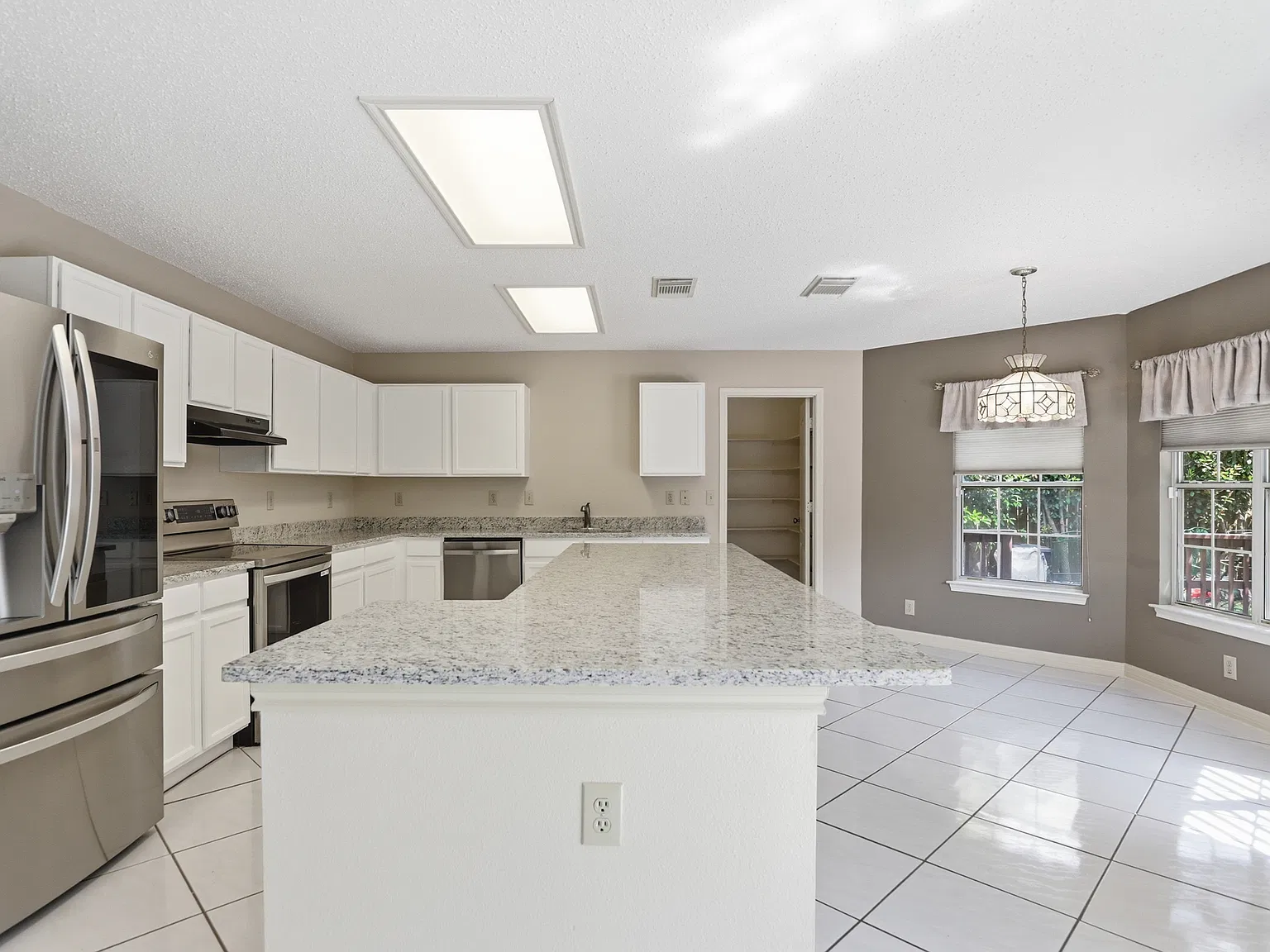 3 bed, 2.5 bath, 2575 sqft, $2,250 — Photo 2
