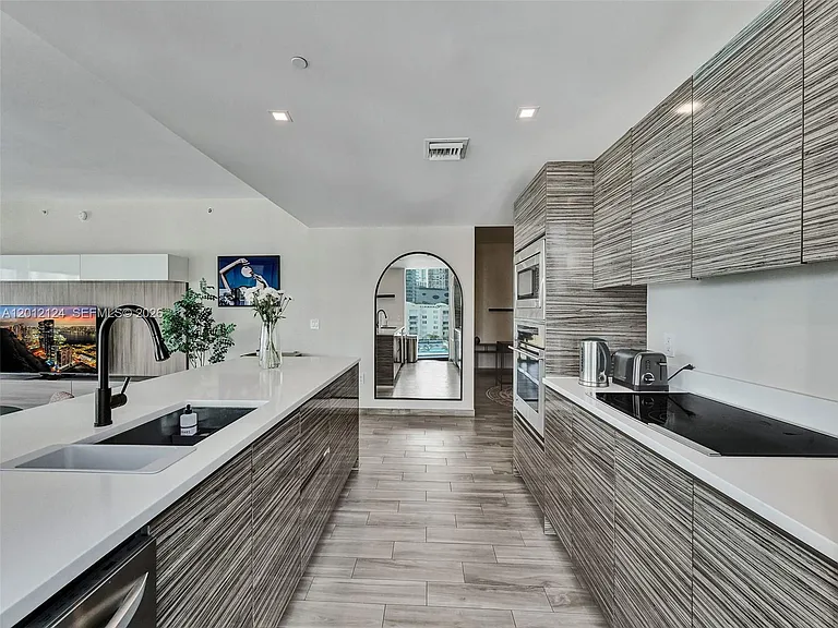 460 NE 28th St #1701 — Photo 14