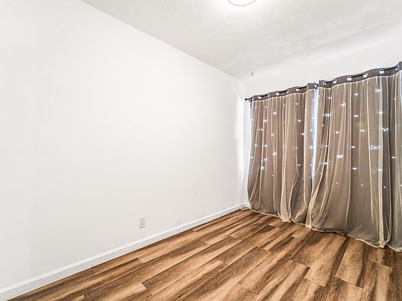 5th image of 560 Russell St