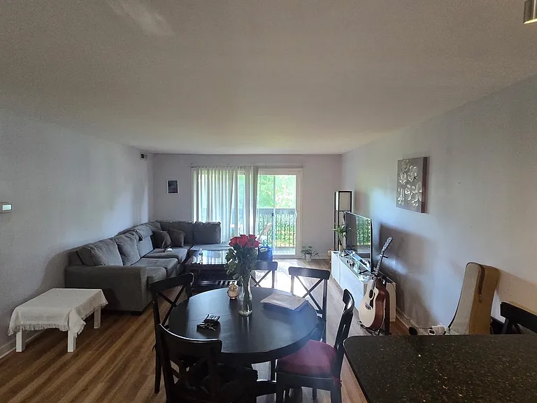 16W543 Mockingbird Ln #206 — Photo 2