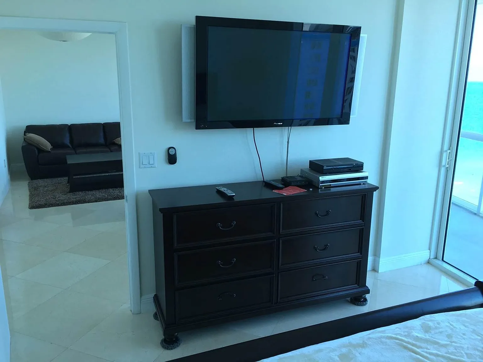1 bed, 1.5 bath, 840 sqft, $4,100 — Photo 3