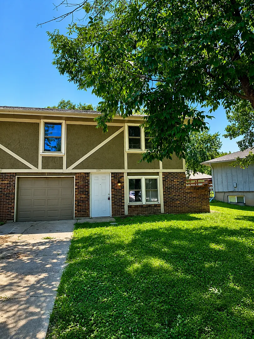 Spacious Split-Level Duplex in Independence! — Photo 2