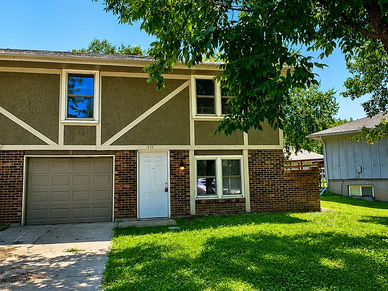 339 N Kendall Dr — Photo 2