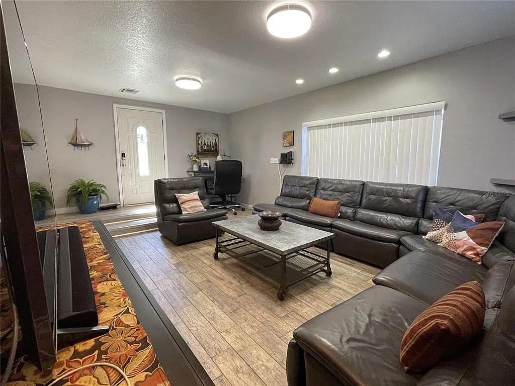 3 bed, 2.0 bath, 1310 sqft, $2,430 — Photo 2