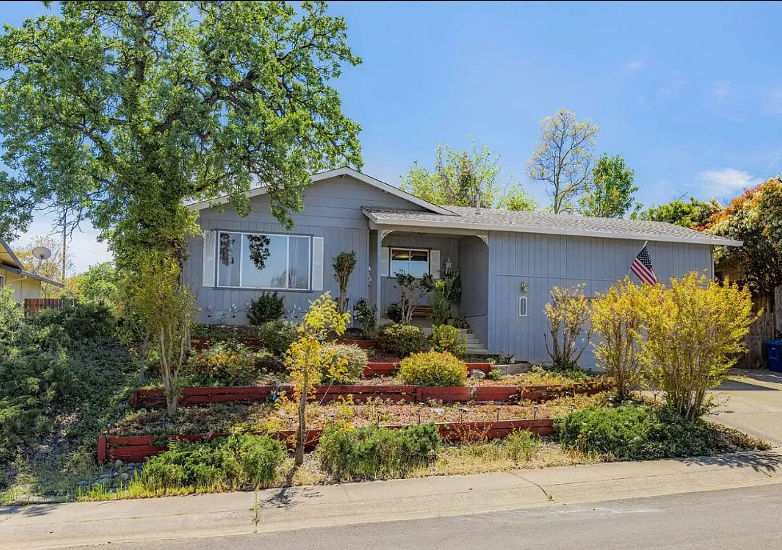 Lake Forest Estates Home Close to Shopping and Dining — Photo 1