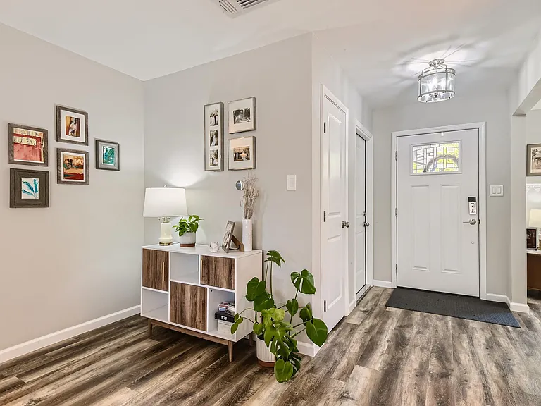6101 London Dr — Photo 2