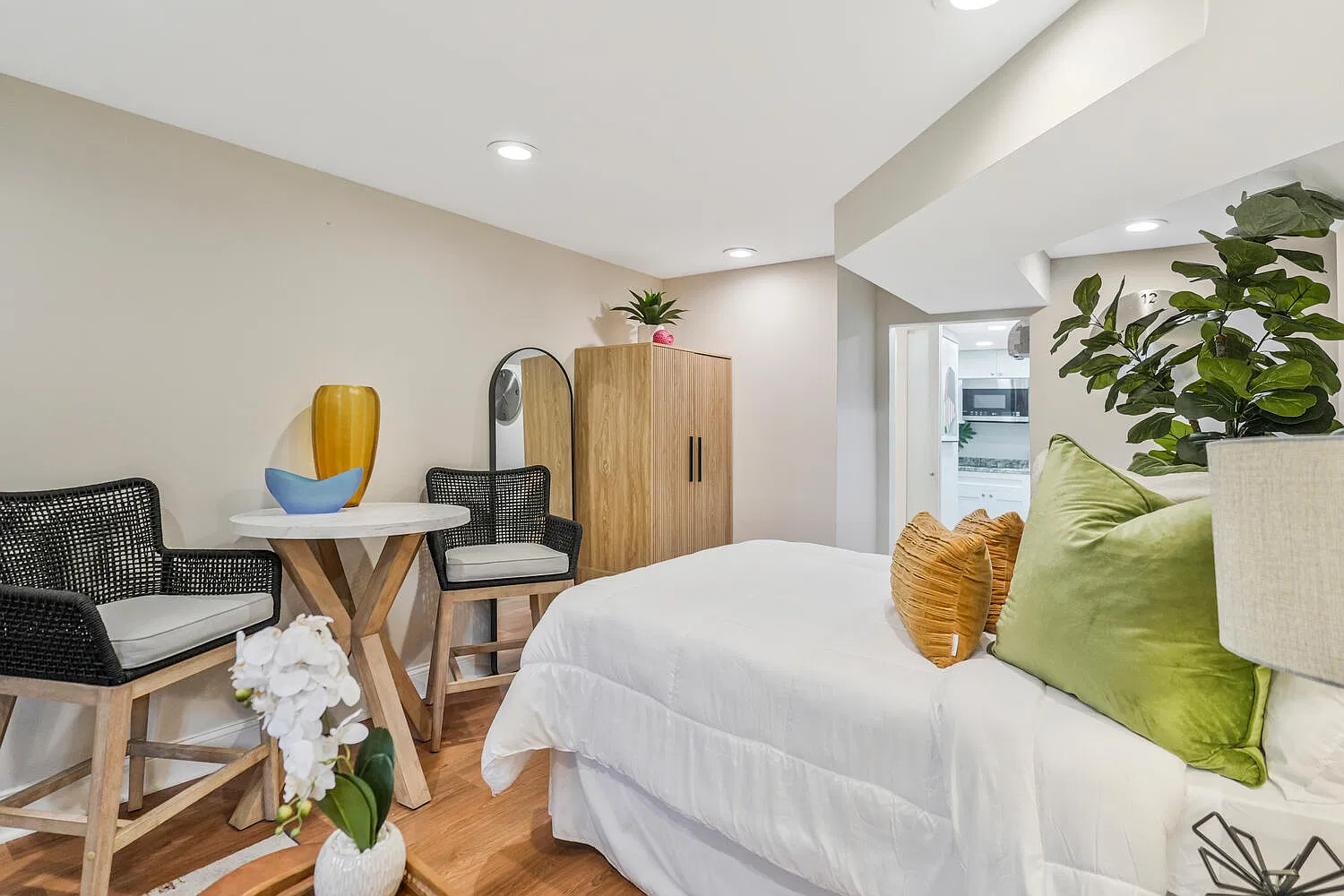 Studio, 800 sqft, $1,800 — Photo 4
