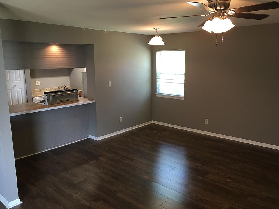 Dining Room w/Eat-In Bar