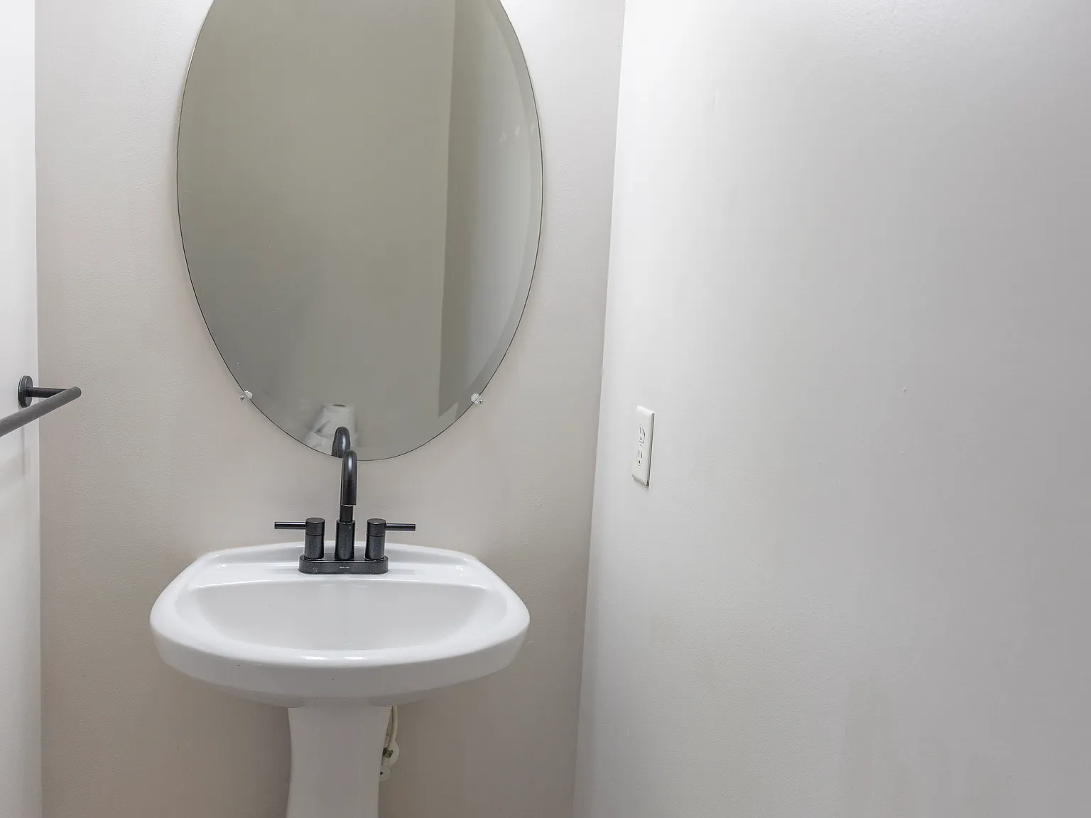 212 Avonshire Dr — Photo 2