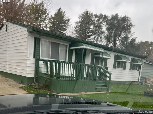 1155 Orange Blossom Dr, Mount Morris, MI 48458