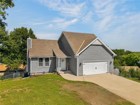 306 Lakeland Dr, Smithville, MO 64089