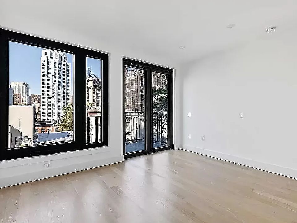 1st image of 260 Gold St APT 1010