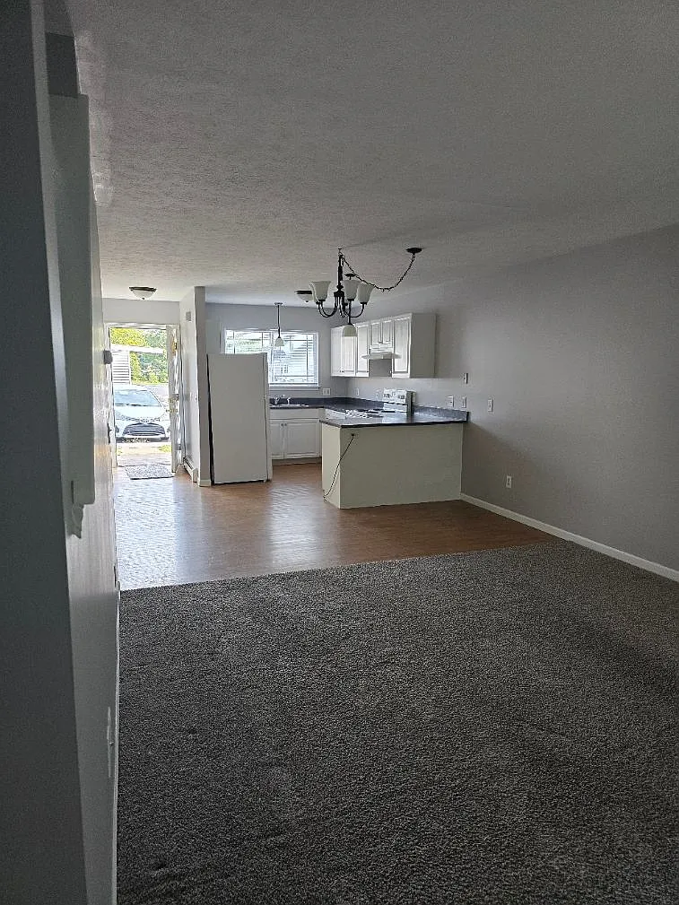 3 bed, 1330 sqft, $2,000 — Photo 2