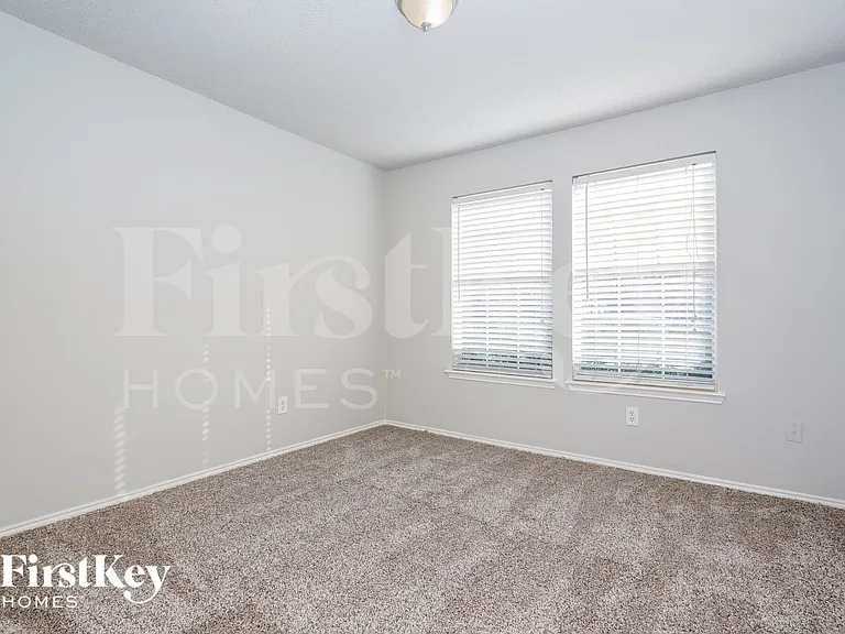 2447 Mallory Ln — Photo 13