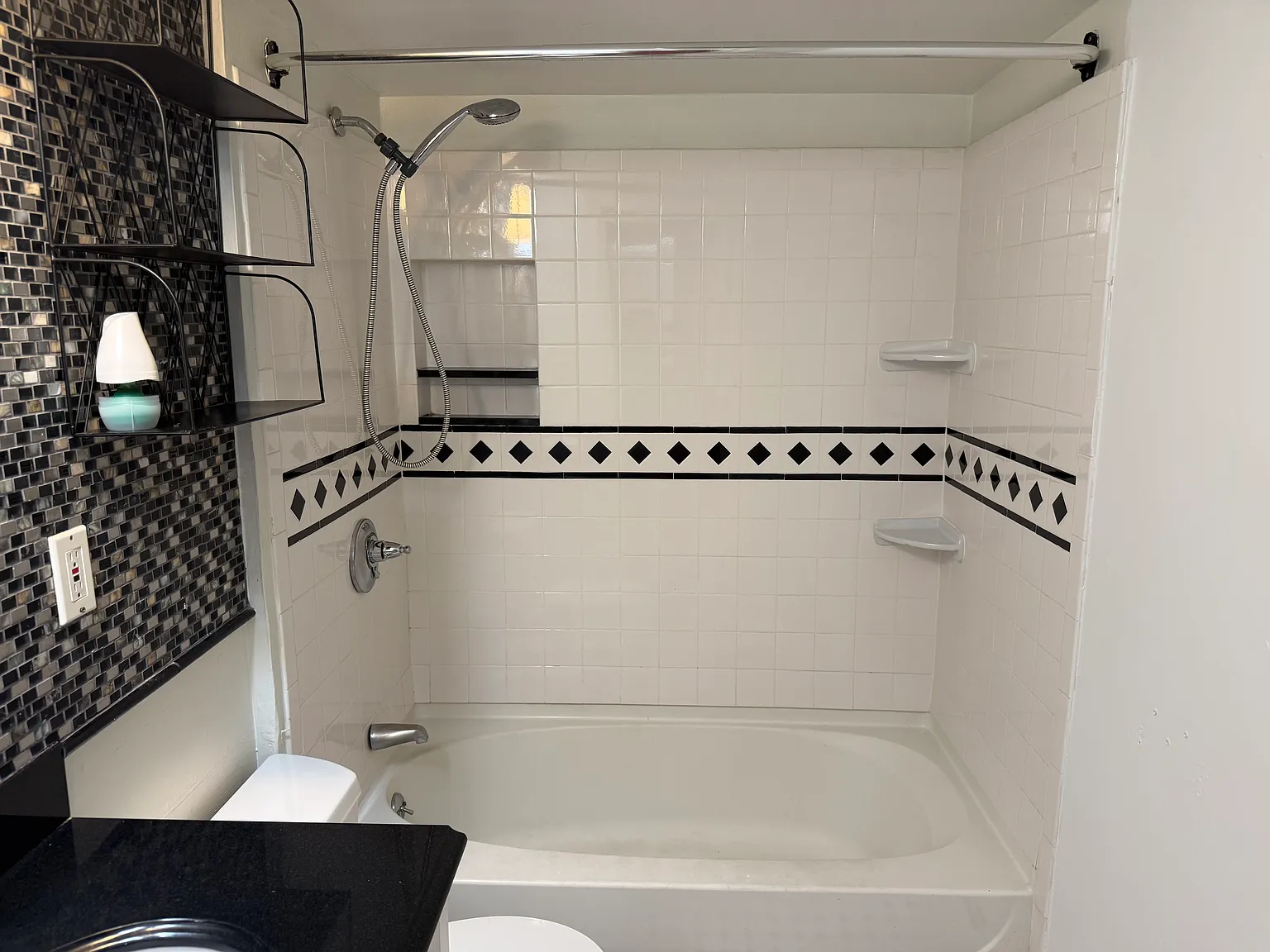 3 bed, 950 sqft, $2,800 — Photo 3