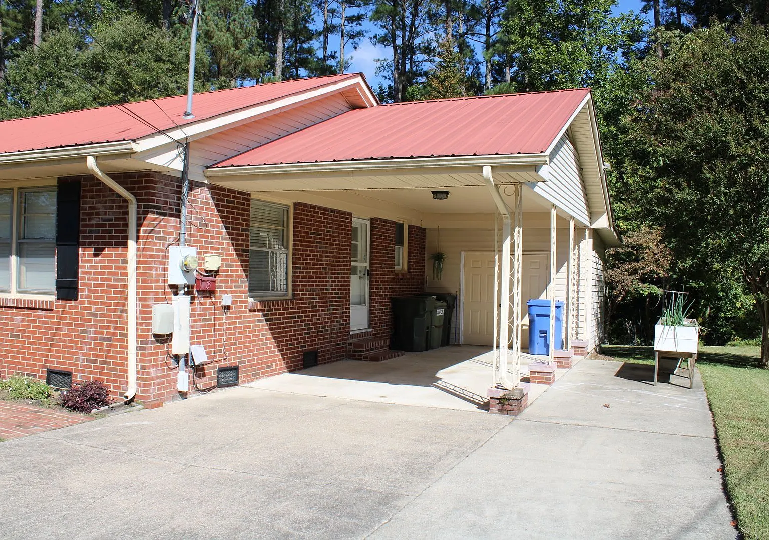 1404 Woodside Drive — Photo 2