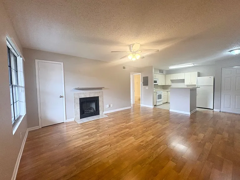 380 Lakepointe Dr #201 — Photo 4