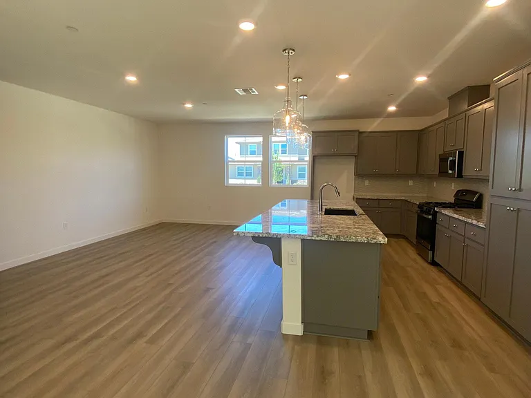 2408 Lake Club Dr — Photo 2