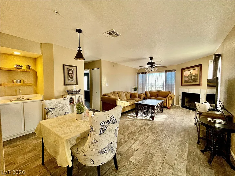 2040 Mesquite Ln #104 — Photo 3