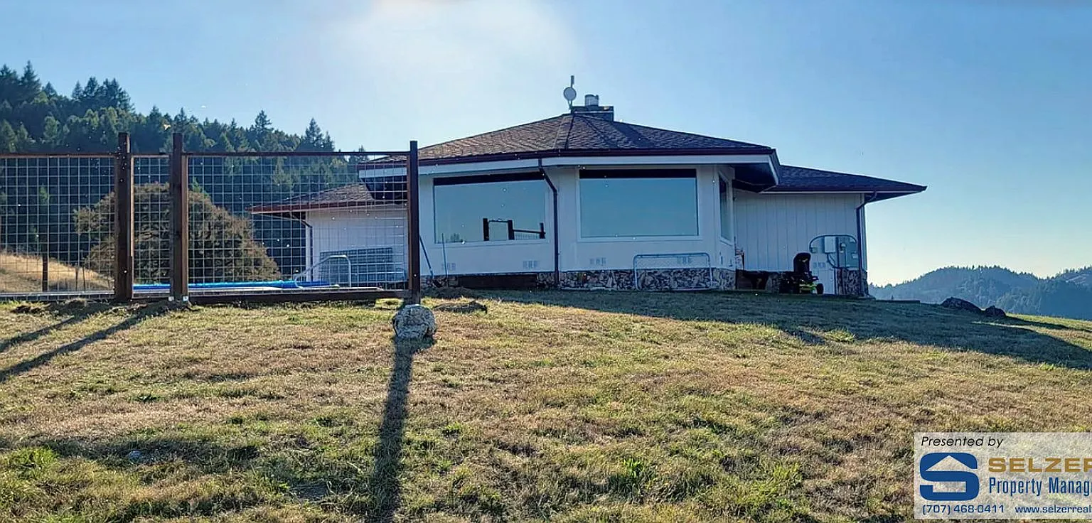 Unique 3 bd. ridgetop home w/ inground pool & amazing view! — Photo 1