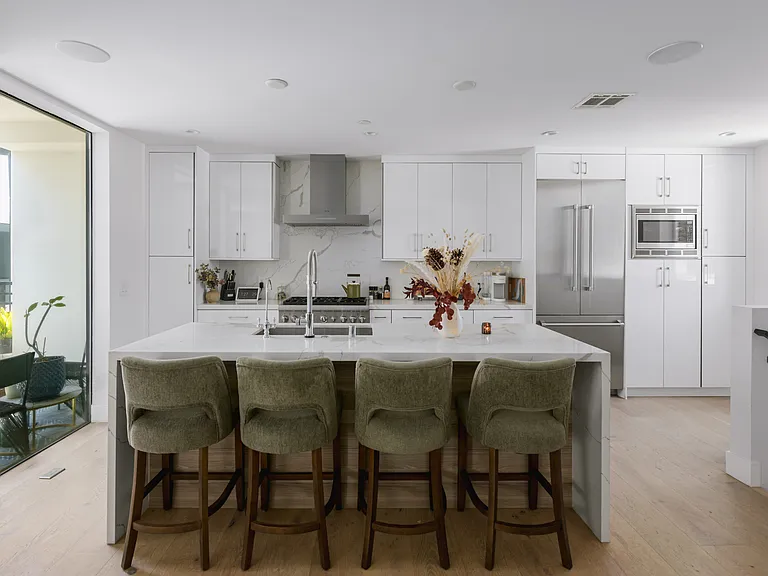 745 N Gramercy Pl — Photo 4