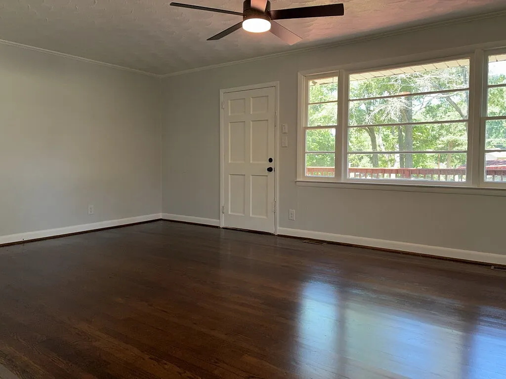 3 bed, 1.0 bath, 1050 sqft, $1,450 — Photo 2