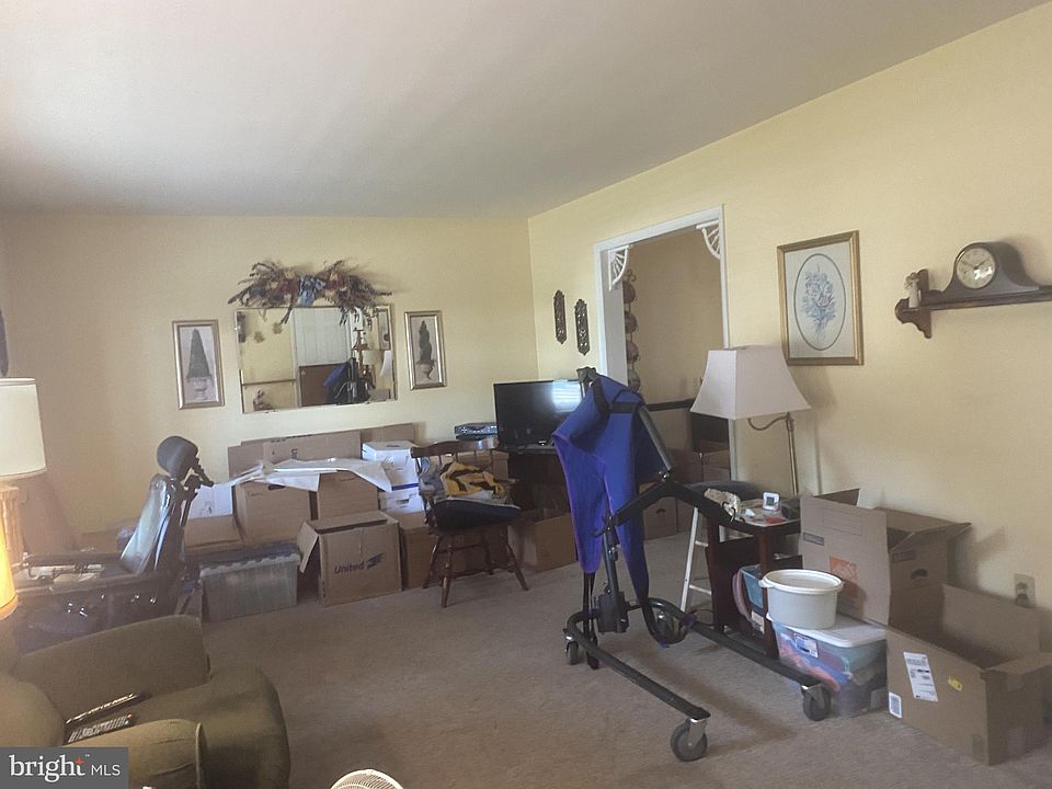 2nd image of 722 Fox Chase Cir