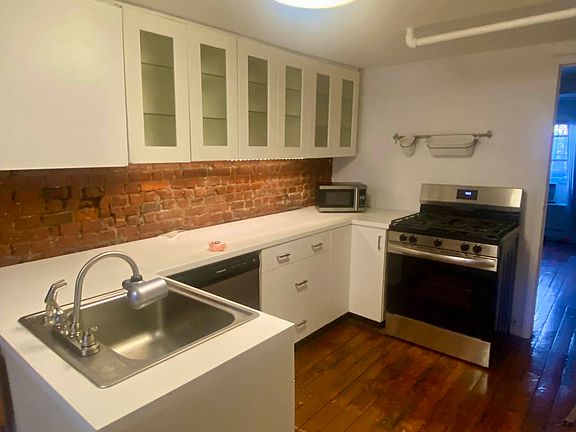 3rd image of 105 Bergen St