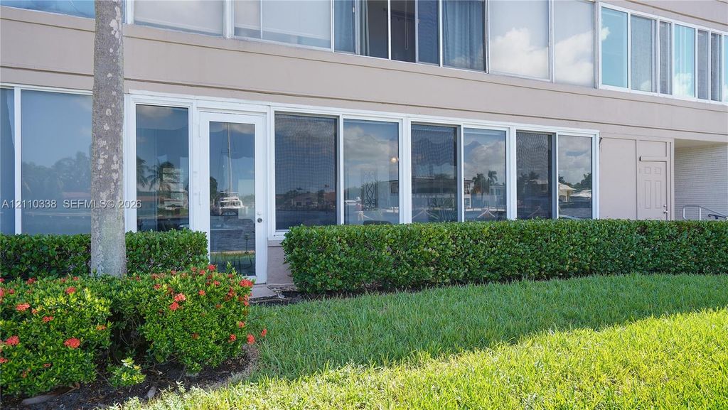 401 N Riverside Dr APT 105, photo 9