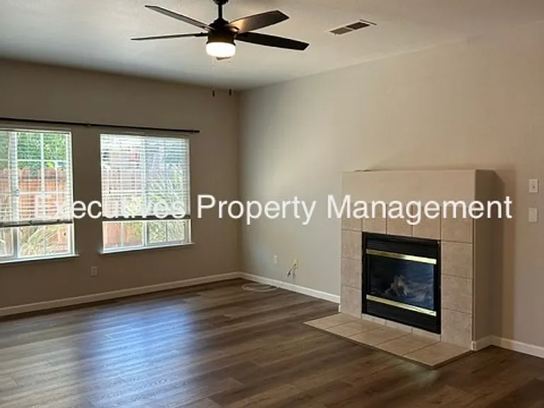 654 Gateway Dr — Photo 2